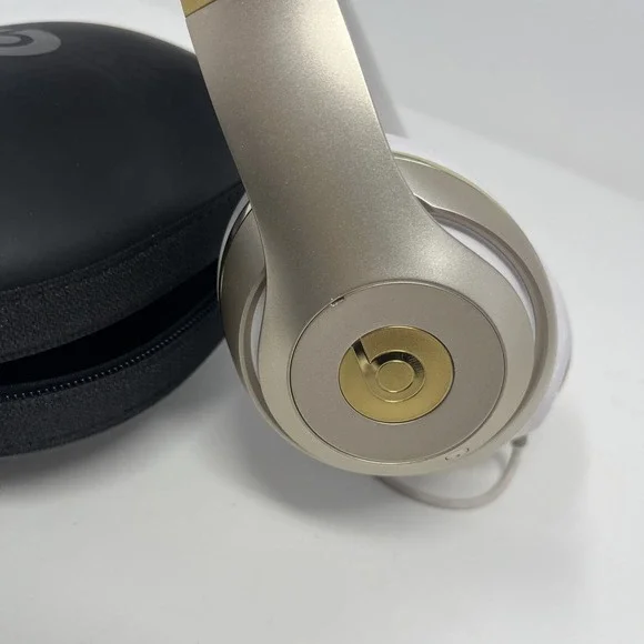 Gold Beats by Dre Studio 2.0 Over-Ear Wired Headphones B0500 W/ Case Tested - Picture 2 of 11